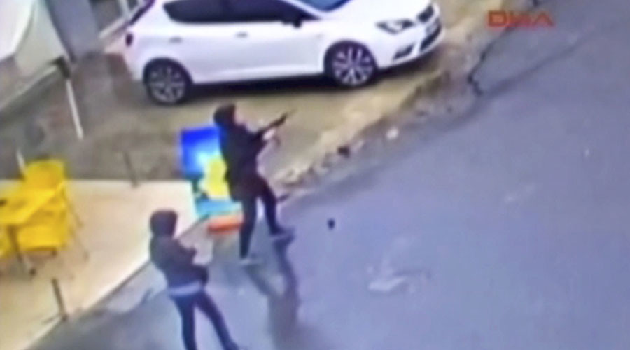 Exact moment 2 women launch attack on Istanbul police bus with guns & grenades (DRAMATIC VIDEO)
