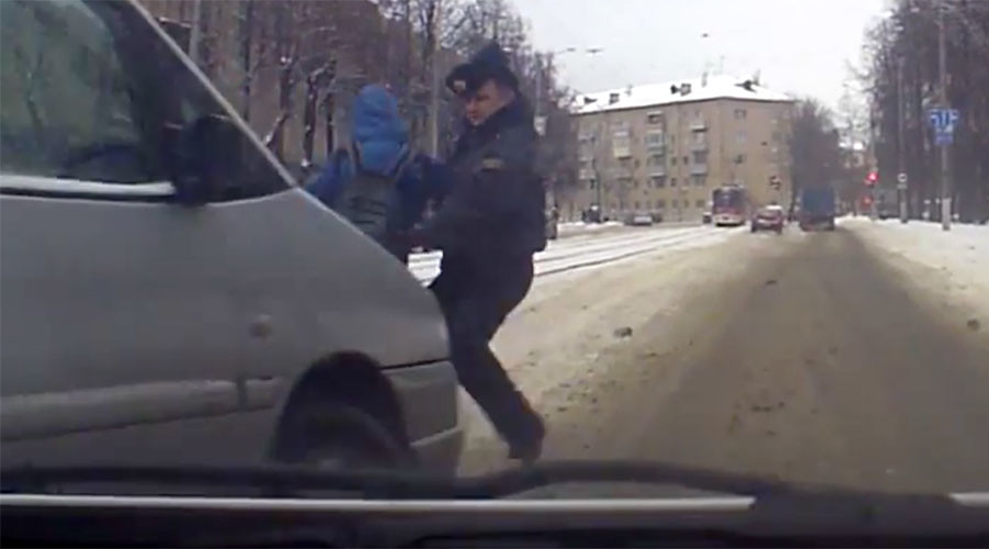 Police officer shields child with his body in car accident (VIDEO)