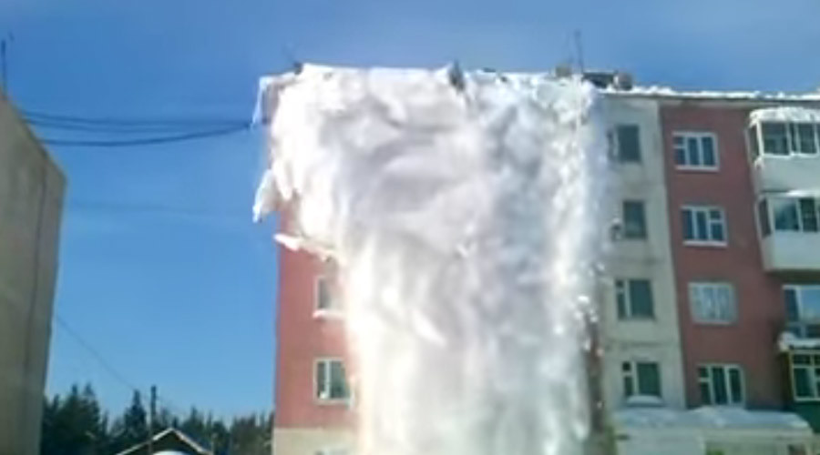 Rooftop avalanche sweeps cleaners off building (VIDEO)