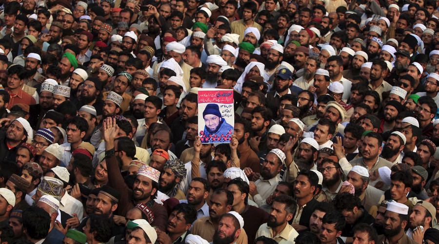 Pakistan media attacked after blackout during execution of liberal governor’s killer