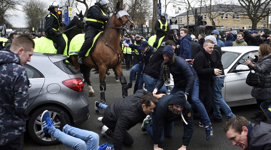Riot police intervene as Spurs & Arsenal fans clash at White Hart Lane (PHOTOS, VIDEO)