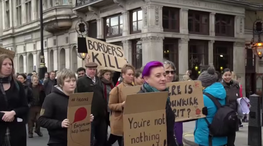 Activists block Westminster Bridge demanding support for refugees in Calais (VIDEO)