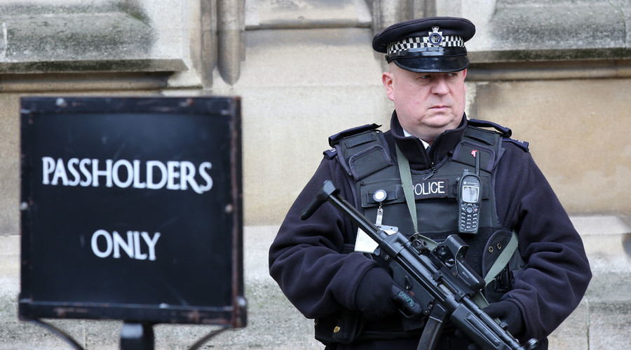 London cops told to get in shape by making snowmen & cleaning windows