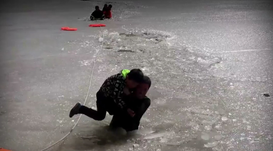 Chinese firefighters rescue 2 young boys stuck in icy river (VIDEO)
