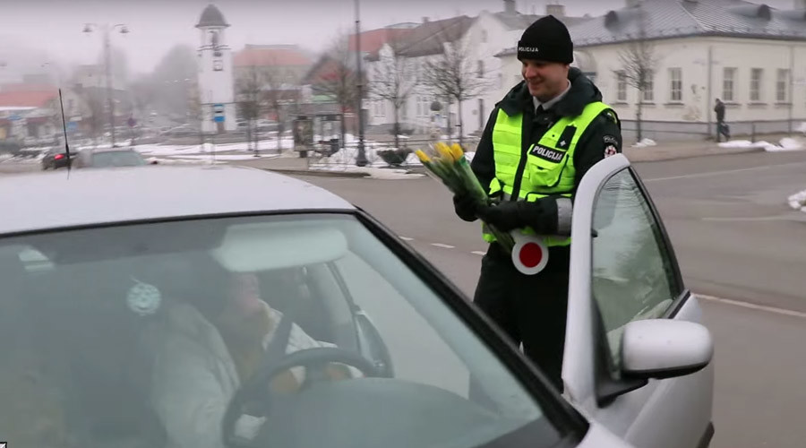 Russian & Lithuanian police offer flowers to female motorists for International Women’s Day