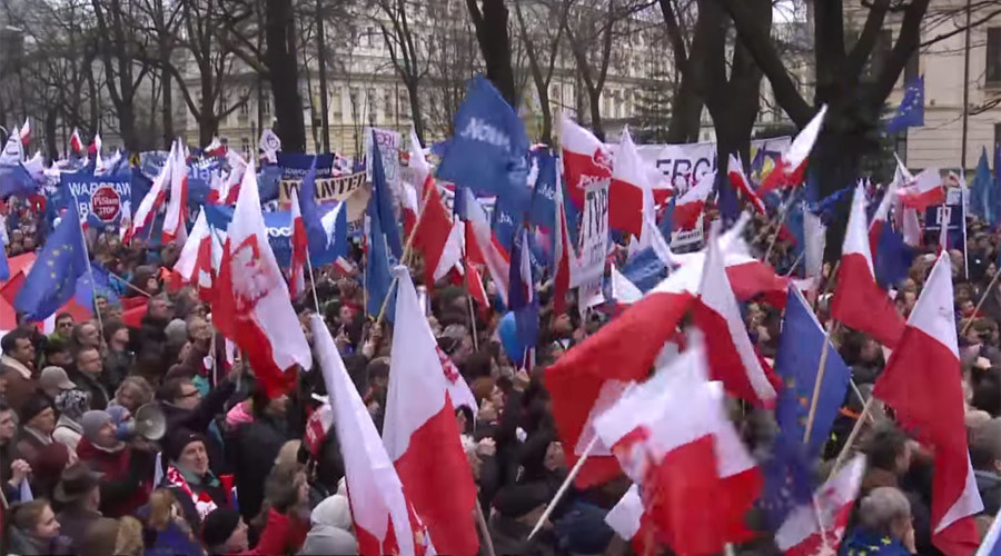 ‘No to dictatorship in Poland’: 50,000+ protest govt reforms in Warsaw (VIDEO)