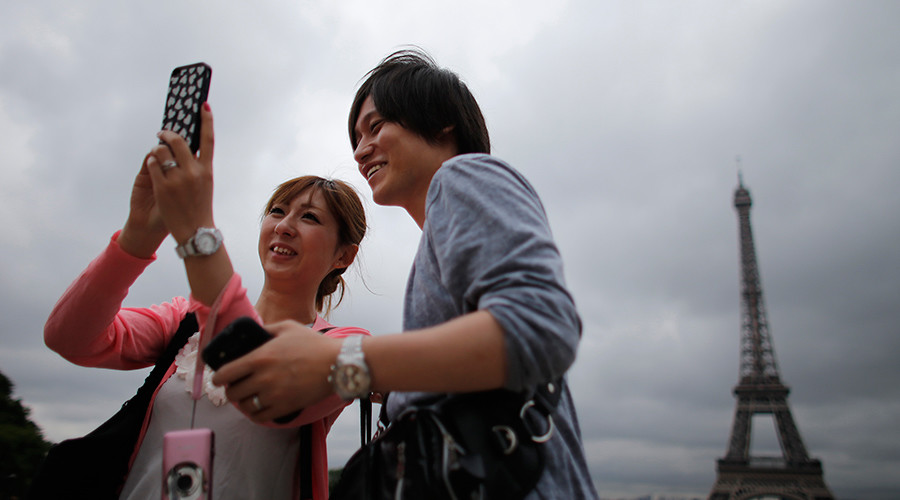 Sakura in the City of Light: Japanese tour guides to clean up Paris