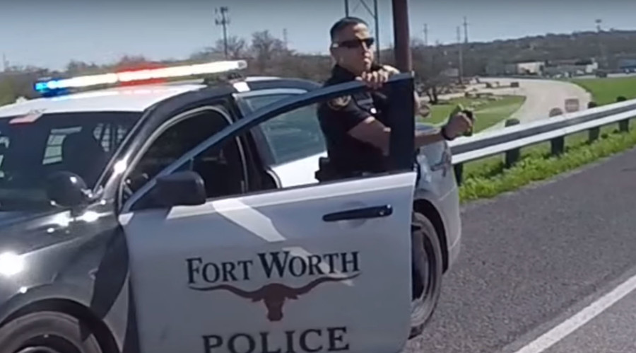 Texas cop ‘pepper sprays’ passing bikers on highway (VIDEO)