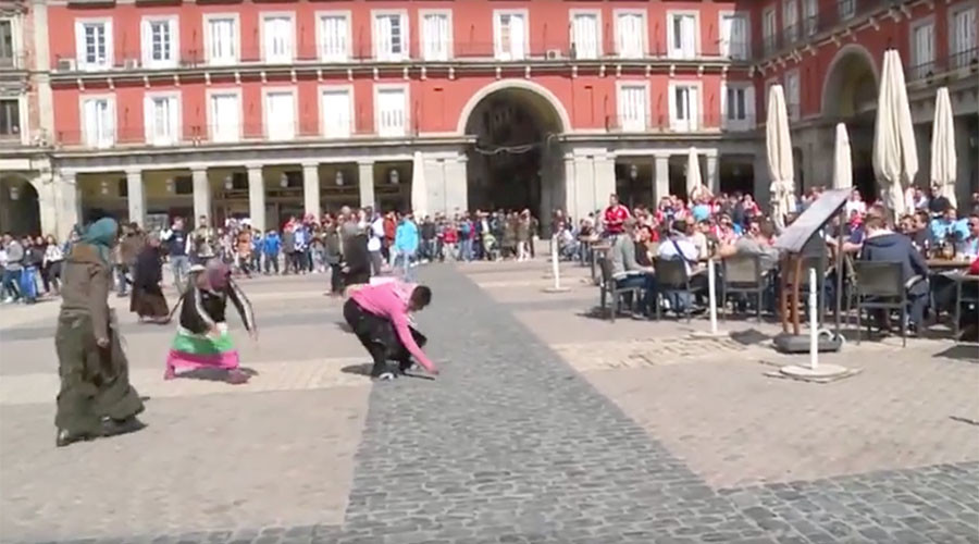 Dutch disgrace: Soccer fans throw coins at female Roma (VIDEO)