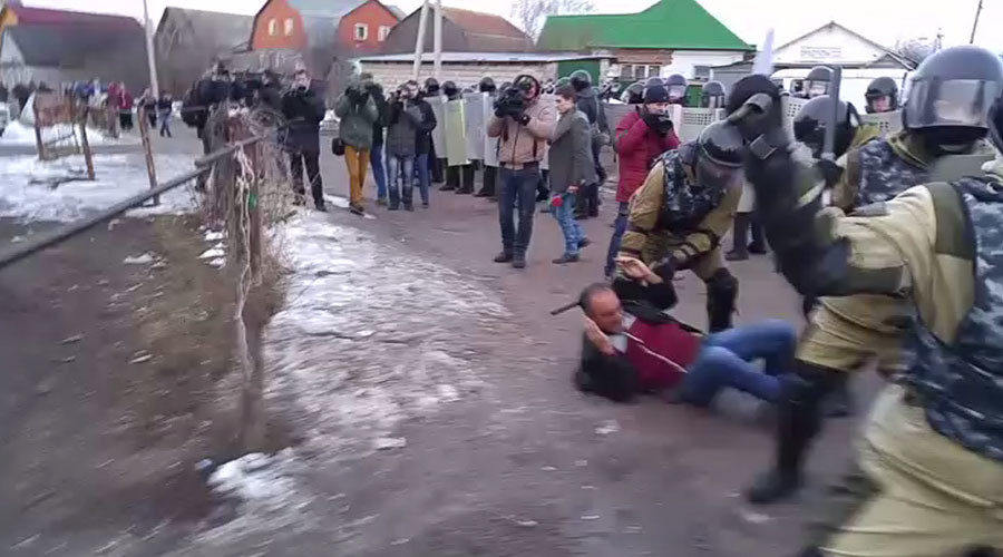 500 riot police vs Roma: Broken gas pipe results in tense standoff in central Russia (PHOTOS, VIDEO)