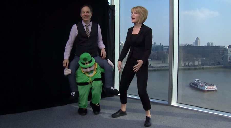 ‘Leprechaun’ Max Keiser trolls ‘gold-stealing’ Irish banker (VIDEO)