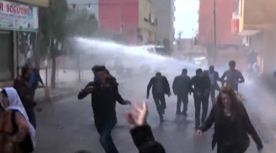 Turkish police deploy tear gas, water cannon to disperse Kurds celebrating Newroz (VIDEO)