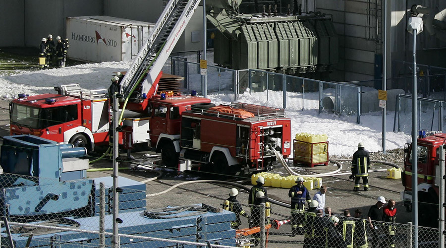 Smoke pours out of Hamburg chemical warehouse as hundreds of liters of sulfuric & nitric acid mix