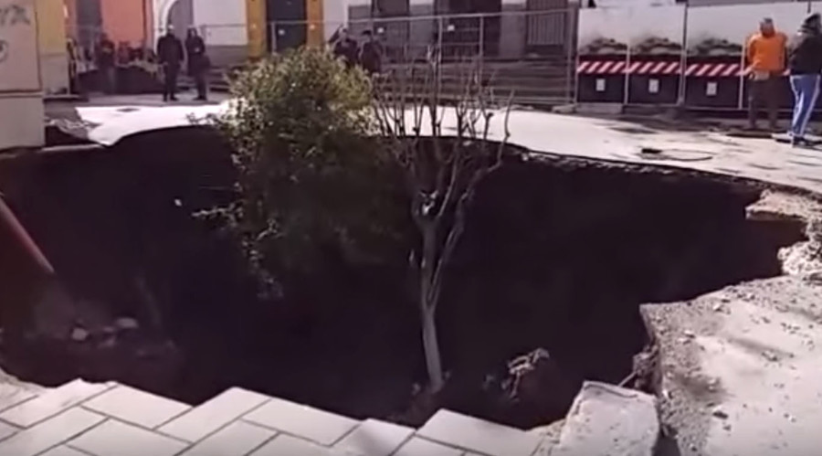 Car & trees swallowed up in yet another Italian sinkhole (VIDEO)