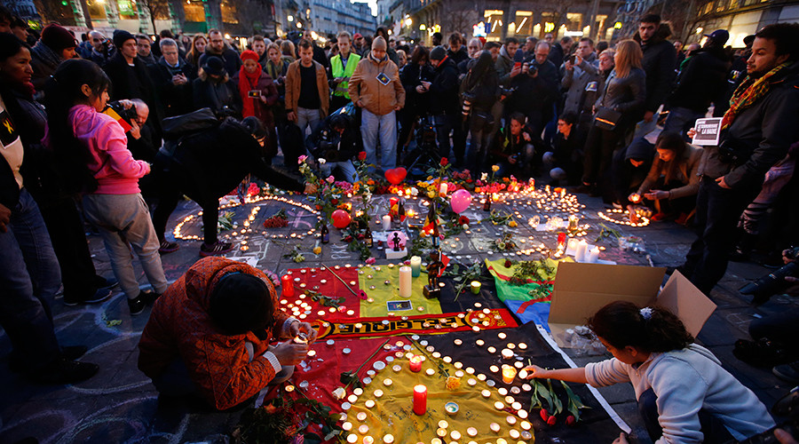 360 video: Dozens of people pay tribute to victims of Brussels attacks