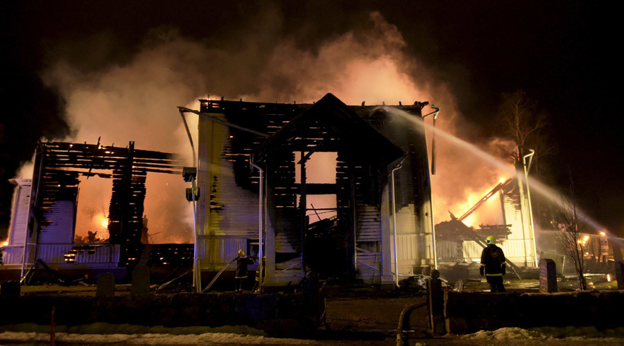 Finnish church burns to ground, worshipers go ahead with Easter service on ashes (VIDEO)