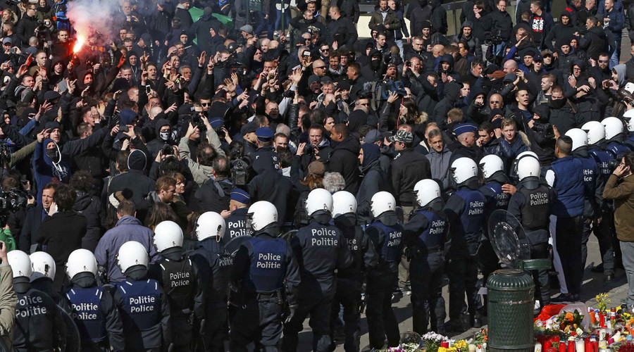 Riot police fire water cannon at far-right protesters at Brussels attacks memorial (VIDEO)