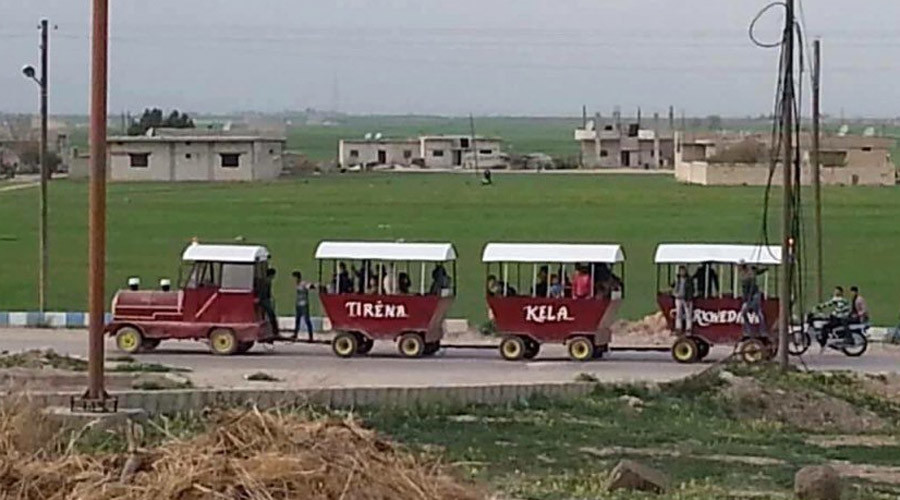 Homemade train helps puts Syrian city of Kobani back on track (PHOTOS)