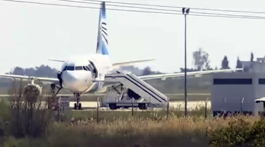 Daring escape: EgyptAir crew member slides through cockpit window to escape hijacked plane (VIDEO)