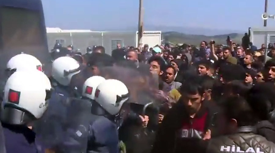 Clashes erupt between refugees, riot police at Greece's Idomeni camp (VIDEO)