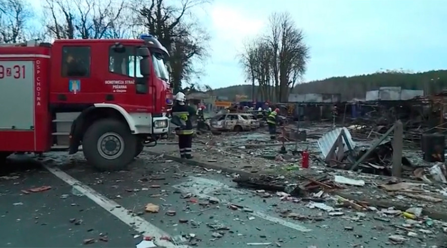 Huge blaze razes fireworks market to ground, injures 8 (VIDEO)