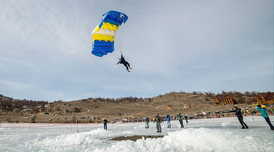 ‘Historic stunt’: Russian daredevils brolly-hop from plane wing into Baikal ice-hole (VIDEO)