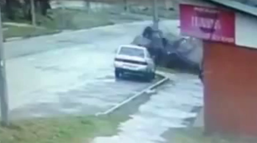 2 men miraculously survive extreme car ejection in Russia (VIDEO)