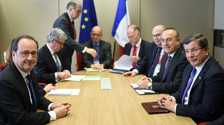 France's President Francois Hollande (L) attends a meeting with Turkish Prime Minister Ahmet Davutoglu (R) during a European Union leaders summit on migration in Brussels, Belgium, March 18, 2016 © Stephane de Sakutin