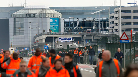 People leave the scene of explosions at Zaventem airport near Brussels, Belgium, March 22, 2016 © Francois Lenoir