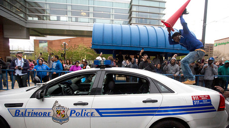 Protesters break the window of a police car during a demonstration in Baltimore, Maryland, on April 25, 2015, against the death of Freddie Gray while in police custody © Andrew Caballero-Reynolds