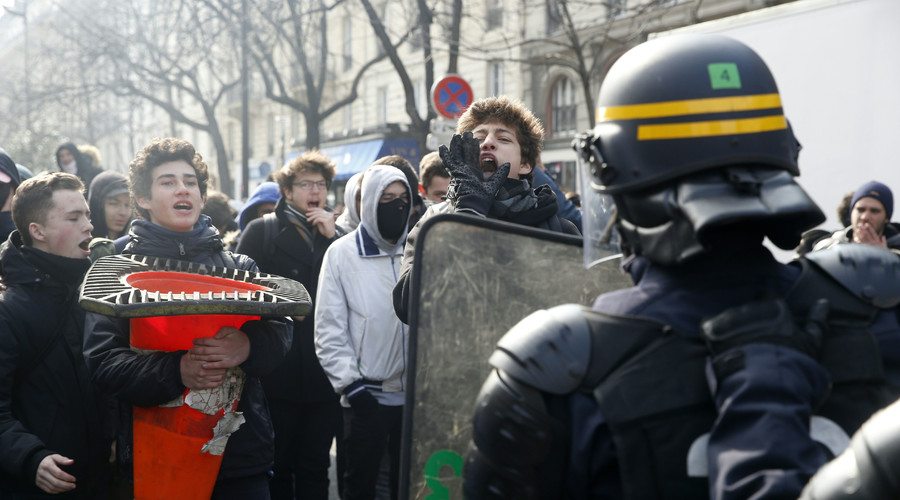 Scuffles & tear gas: Protesters clash with police during anti-labor reform rally in Paris (PHOTOS)