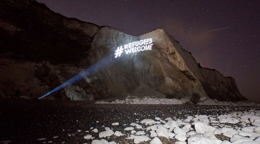 #RefugeesWelcome beamed onto White Cliffs of Dover ahead of far-right demo