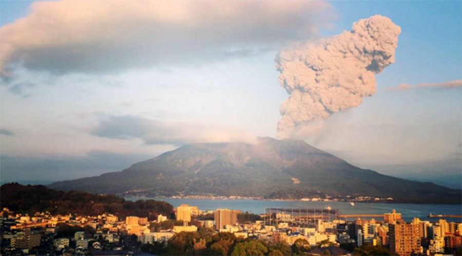 Big ash cloud hits 15,000ft after Sakurajima volcano eruption (PHOTOS)