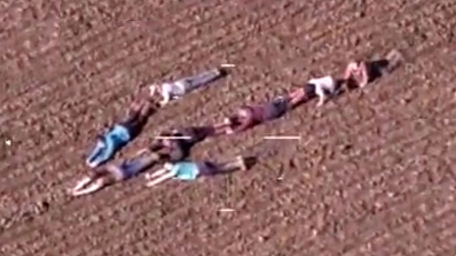 Kids form human arrow to snitch on robbers fleeing police helicopter