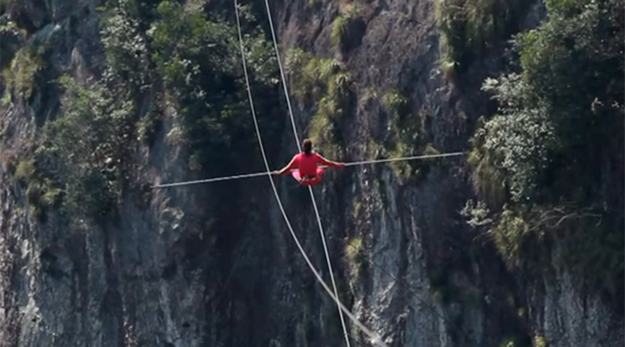 Crazy acrobats race across tightrope over 1,200m canyon (VIDEO)