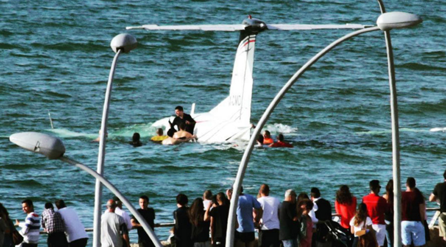 Plane crashes into sea near Tel Aviv beach, 2 injured (VIDEOS, PHOTOS)