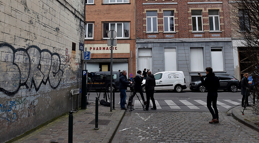 Female reporter attacked live on air in notorious Molenbeek (VIDEO)