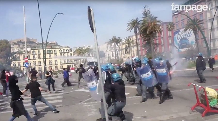 Italian police fire tear gas at demonstrators protesting PM's arrival in Naples (VIDEOS, PHOTOS)