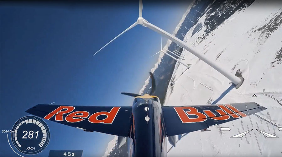 Slalom flying: Pilot zigzags through Alpine wind farm at 300 kph (VIDEOS)