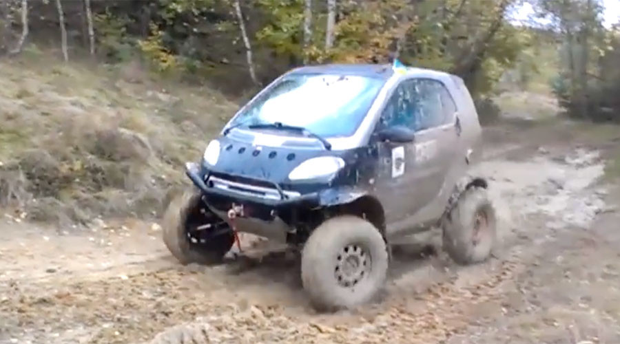 Petrolhead beefs up city Smart car into raging mud buggy (VIDEO)