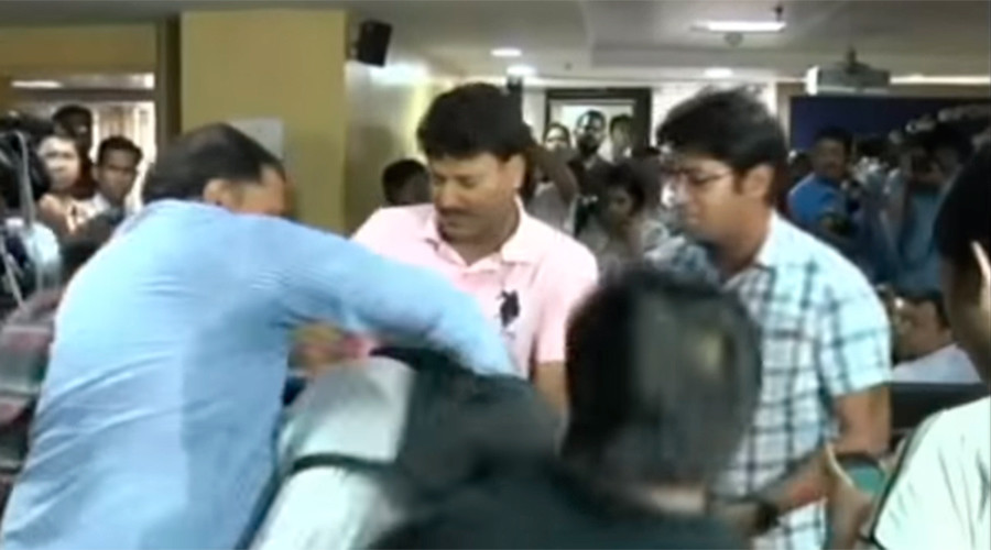 Shoe hurled at Delhi’s chief minister over anti-pollution ‘scam’ (VIDEO)