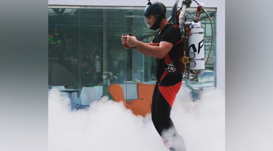 Jet pack pilot crashes to the ground during test flight in Denver