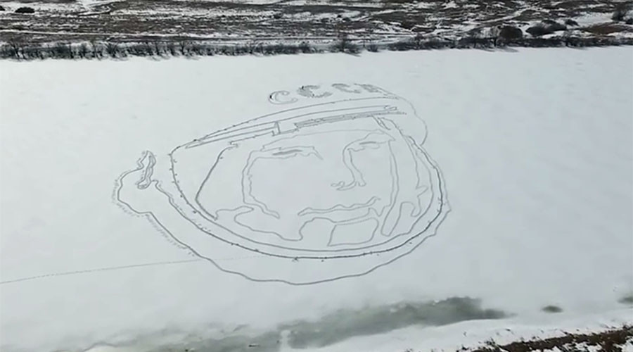 Giant Gagarin graces frozen Russian lake (VIDEO)