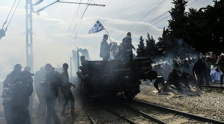 Refugees use train carriage to smash police barricade on Greece-Macedonia border (VIDEO)