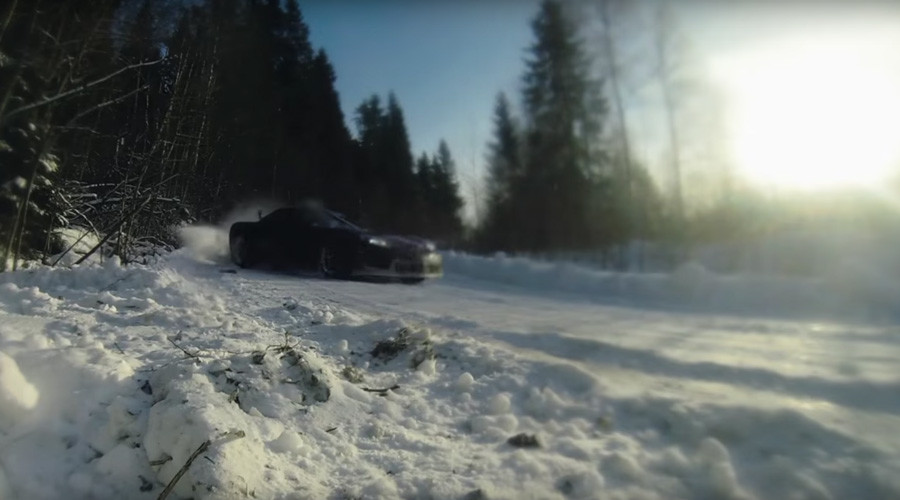 Russian drivers mesmerize with awesome snow-filled drift racing display (VIDEOS)