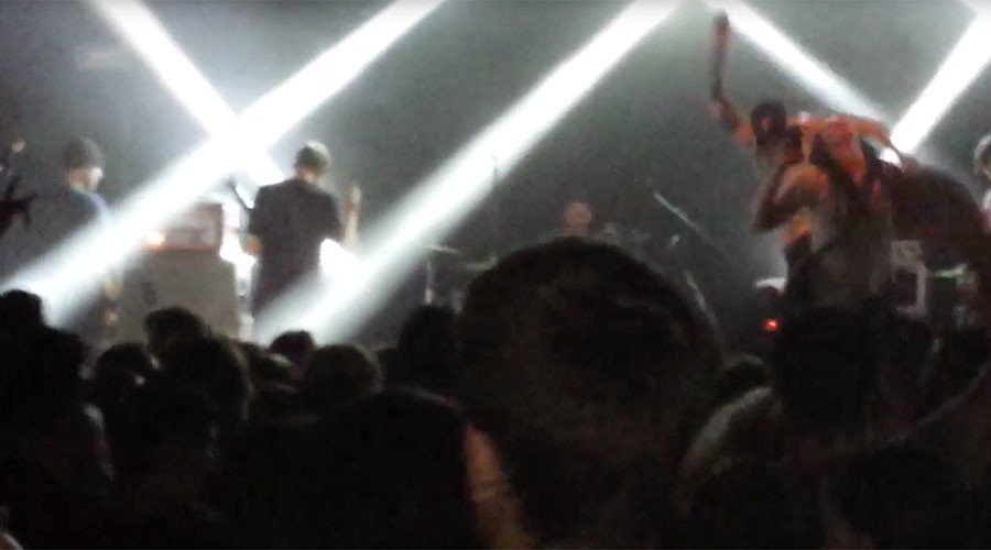‘Cowardly act’: US punk band frontman boots girl off stage during selfie (VIDEO)
