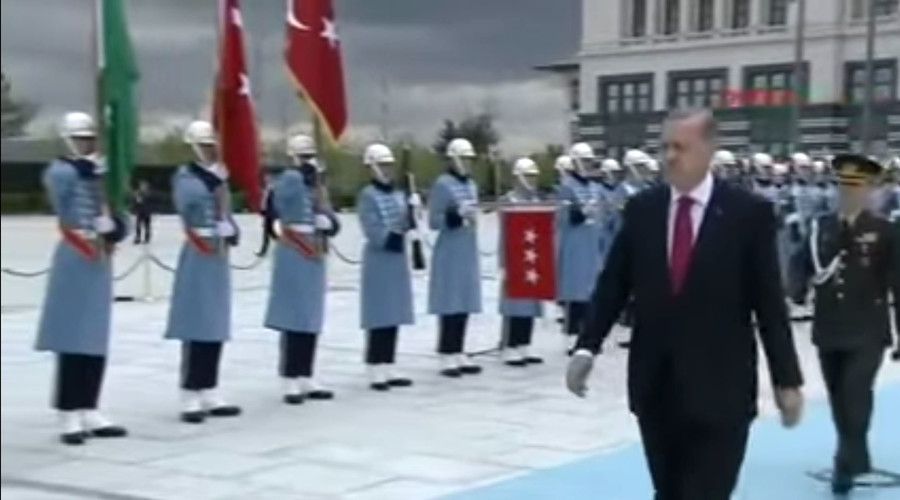 Erdogan greets Saudi King with Russian military march (VIDEO)