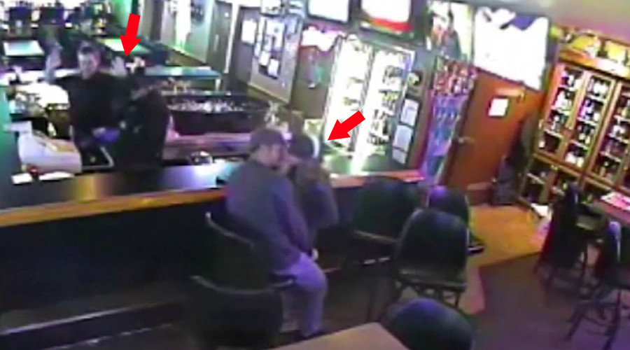 Love really is blind: Couple kiss on despite armed robbery (VIDEO)
