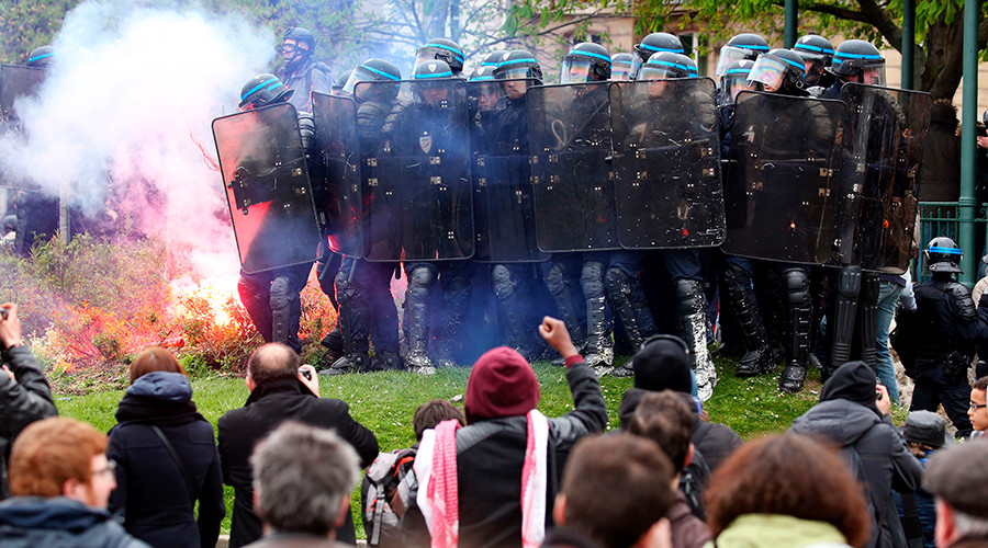 RT France journalist threatened by anti-fascists amid Paris protests