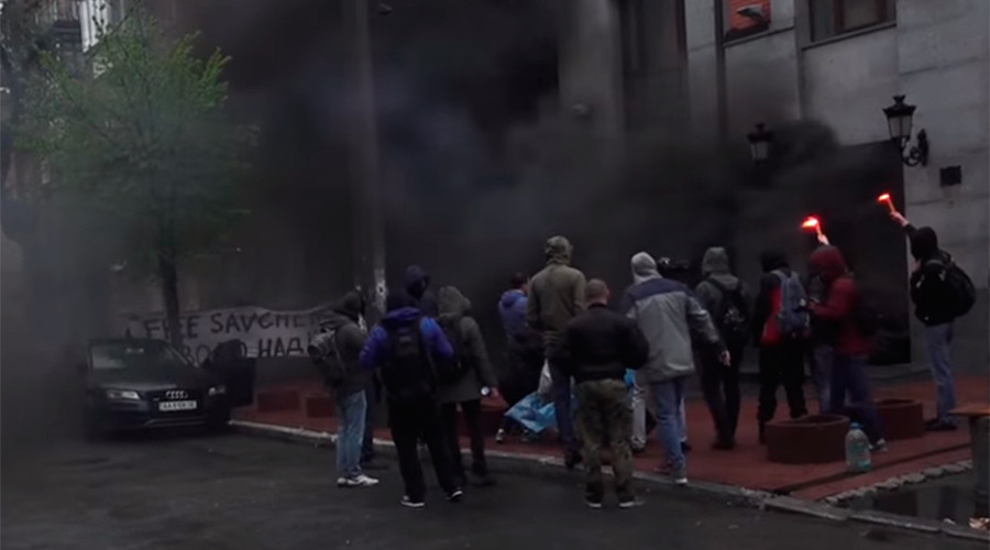 Ukrainian extremist mob pelts Russia Cooperation office in Kiev with flares & smoke bombs (VIDEO)